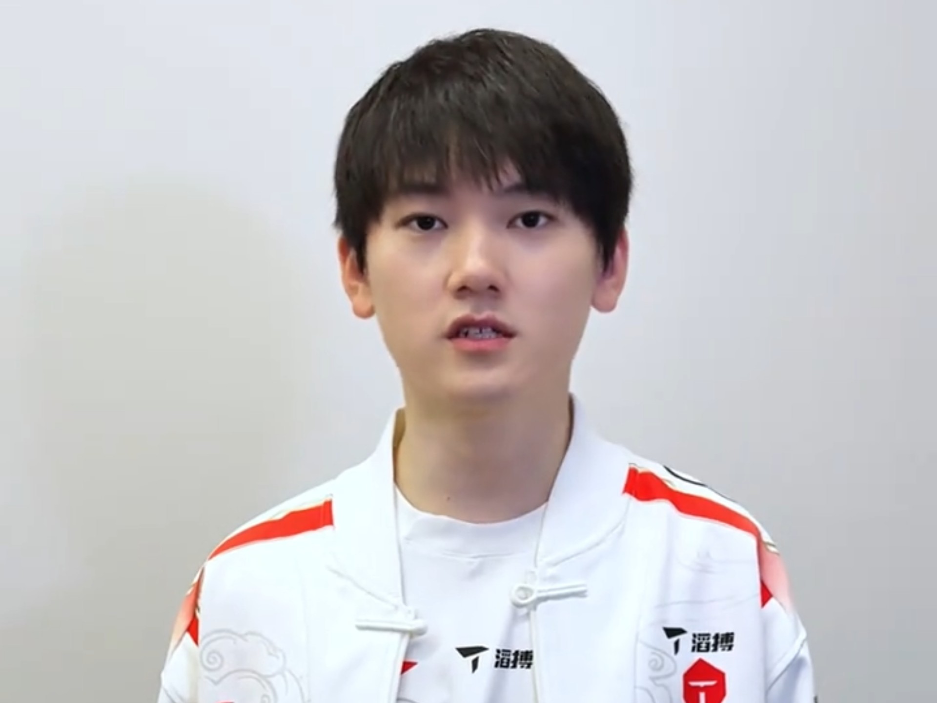 开云体育-JackeyLove重返赛场，夺冠首场状态出色，FPX观众沸腾！-开云体育